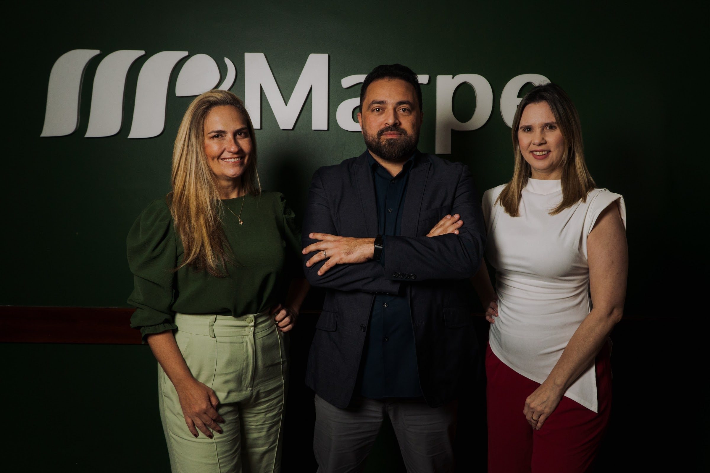 Sócios da Marpe diante da marca